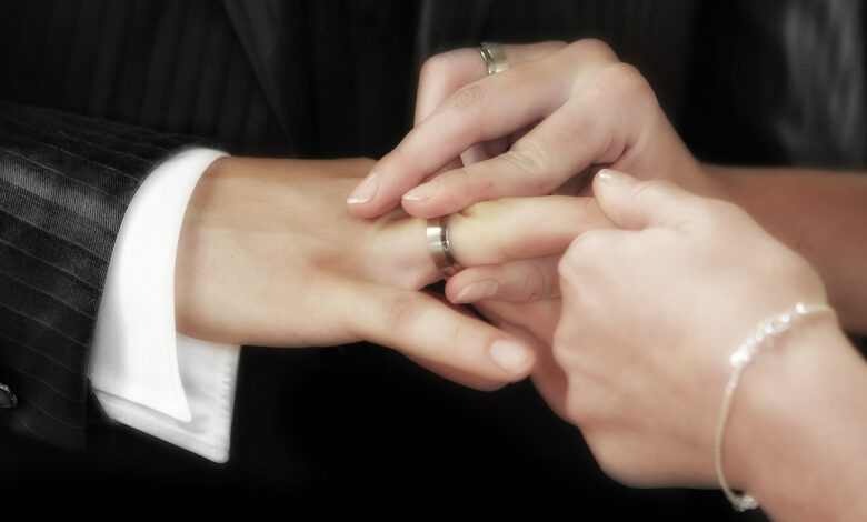 טבעות אירוסין ונישואין מה האצבע הנכונה?